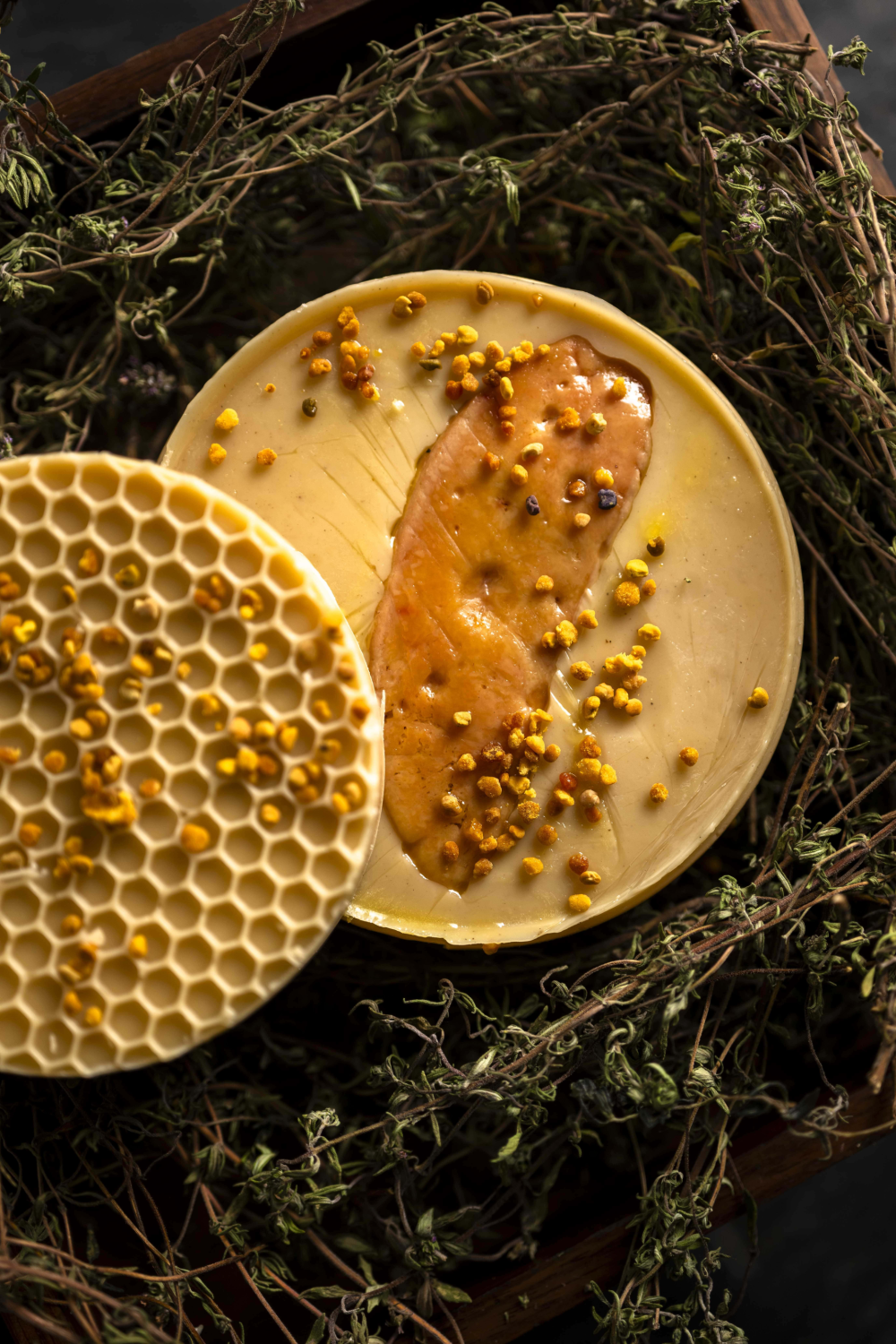 {"fr":"Foie gras de canard \u00e0 la cire d\u2019abeille, une touche de safran et thym","en":"Duck foie gras with beeswax, a pinch of saffron and thyme","zh":"\u8702\u8721\u51dd\u9999\u9e2d\u809d\uff0c\u4f50\u85cf\u7ea2\u82b1\u767e\u91cc\u9999\u6c41","ja":"\u871c\u874b\u3067\u4ed5\u7acb\u3066\u305f\u9d28\u306e\u30d5\u30a9\u30a2\u30b0\u30e9\u3000\u30b5\u30d5\u30e9\u30f3\u3068\u30bf\u30a4\u30e0\u98a8\u5473","ko":"\ubc00\ub78d\uc73c\ub85c \uc870\ub9ac\ud55c \uc624\ub9ac \ud478\uc544\uadf8\ub77c, \uc0ac\ud504\ub780\uacfc \ud0c0\uc784 \ud55c \uc810","ru":"\u0423\u0442\u0438\u043d\u0430\u044f \u0444\u0443\u0430-\u0433\u0440\u0430 \u0432 \u043f\u0447\u0435\u043b\u0438\u043d\u043e\u043c \u0432\u043e\u0441\u043a\u0435, \u043d\u043e\u0442\u043a\u0438 \u0442\u0438\u043c\u044c\u044f\u043d\u0430 \u0438 \u0448\u0430\u0444\u0440\u0430\u043d\u0430"}